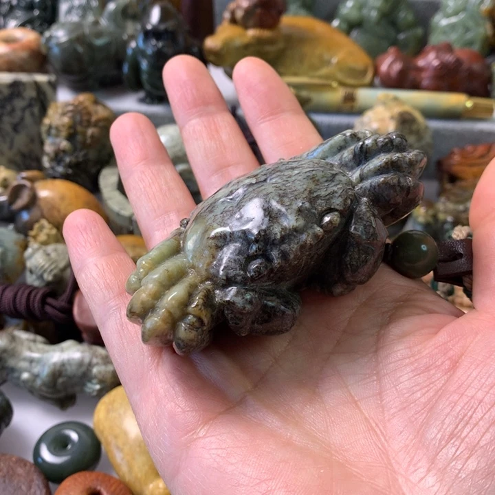 未镶嵌岫岩河磨玉（透闪石质玉）把件