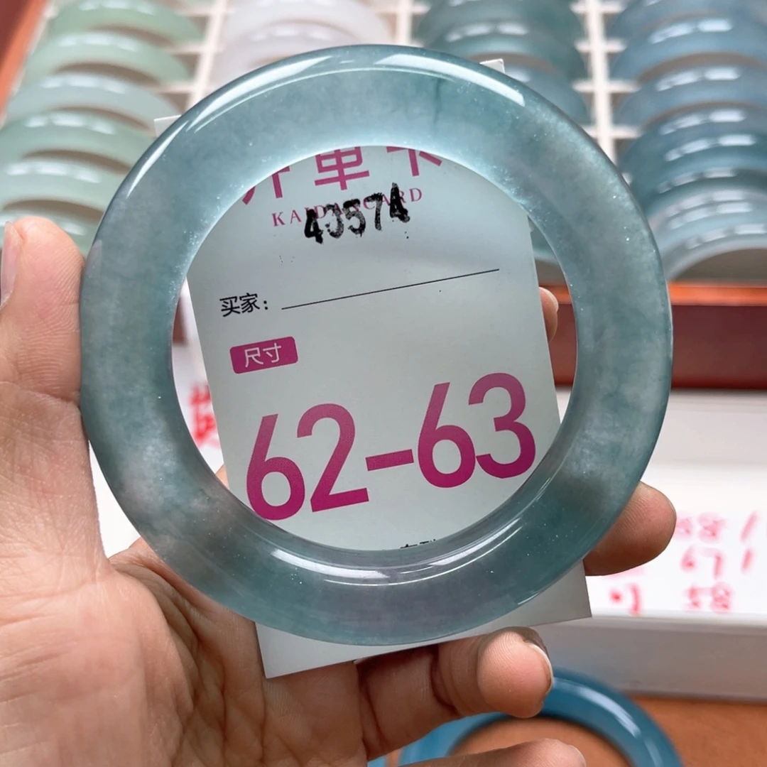 丘***丘未镶嵌手镯石英质玉