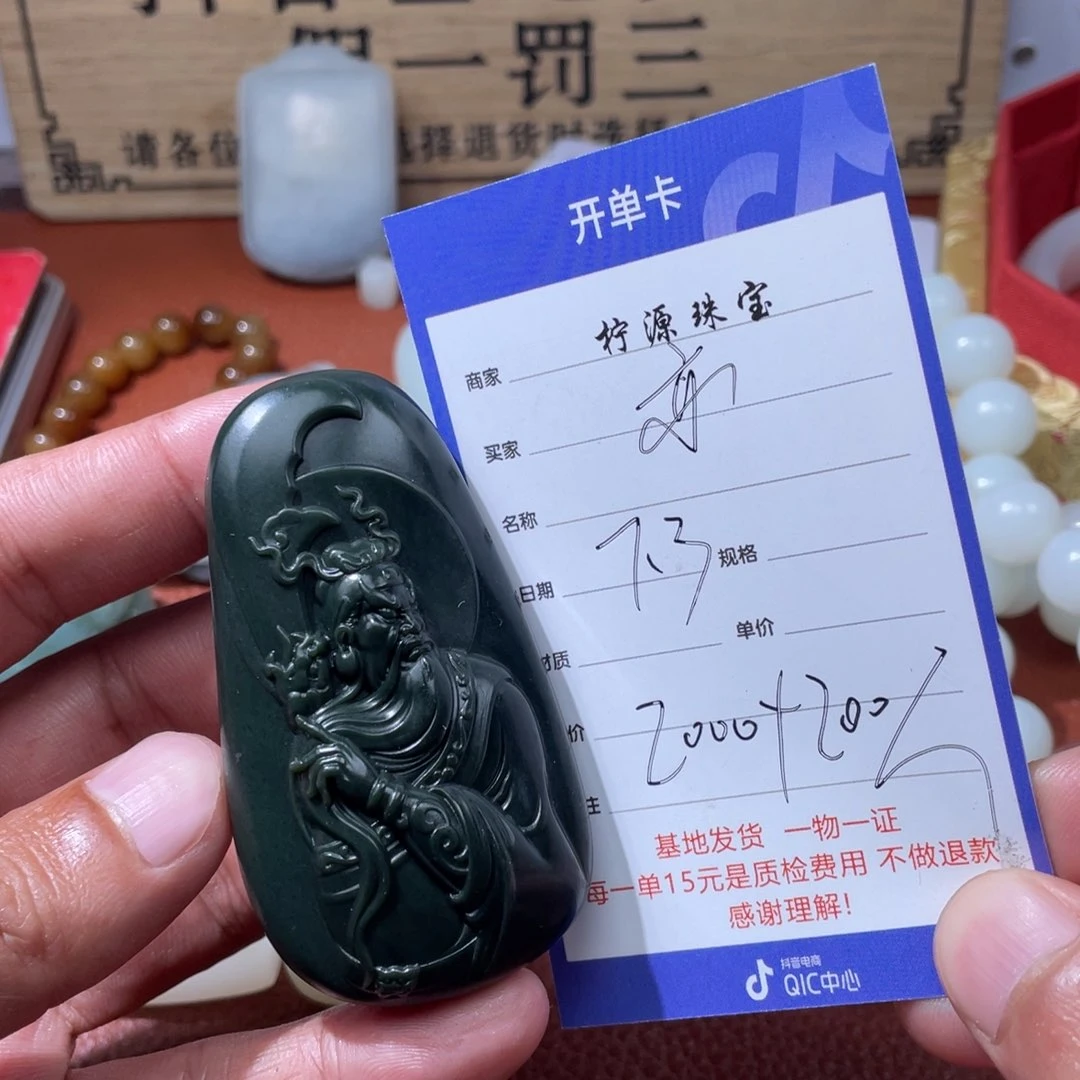 亦***客和田玉未镶嵌颈饰