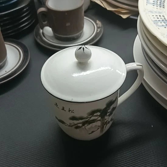 张***华陶瓷迎客松茶杯。。。。。