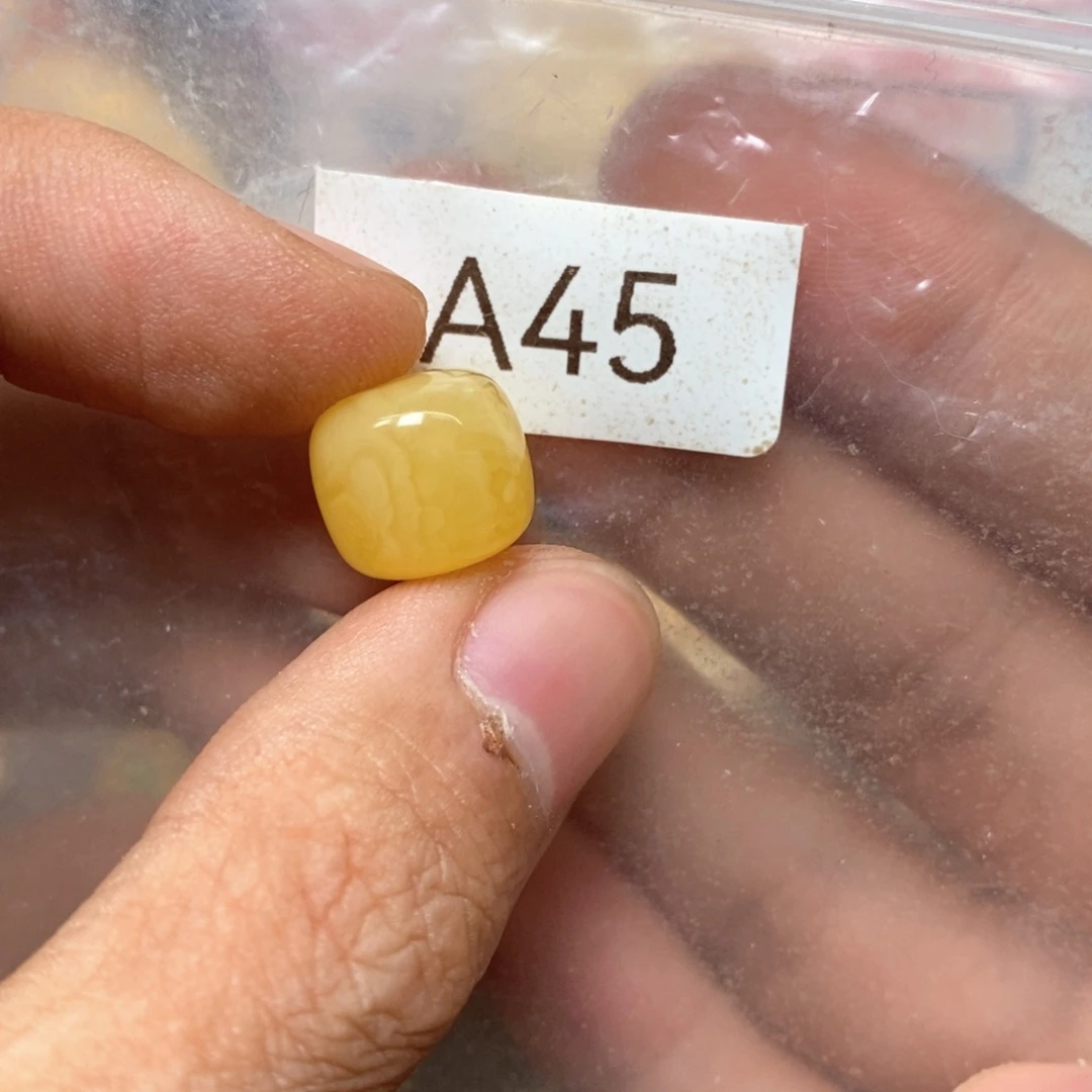 L***n蜜蜡未镶嵌裸石好