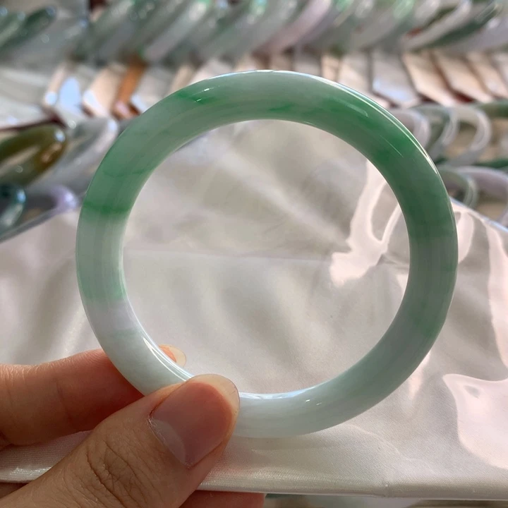 翡翠未镶嵌手镯圆条带色58
