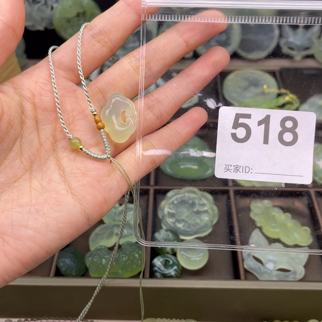 一***咪未镶嵌蛇纹石玉颈饰