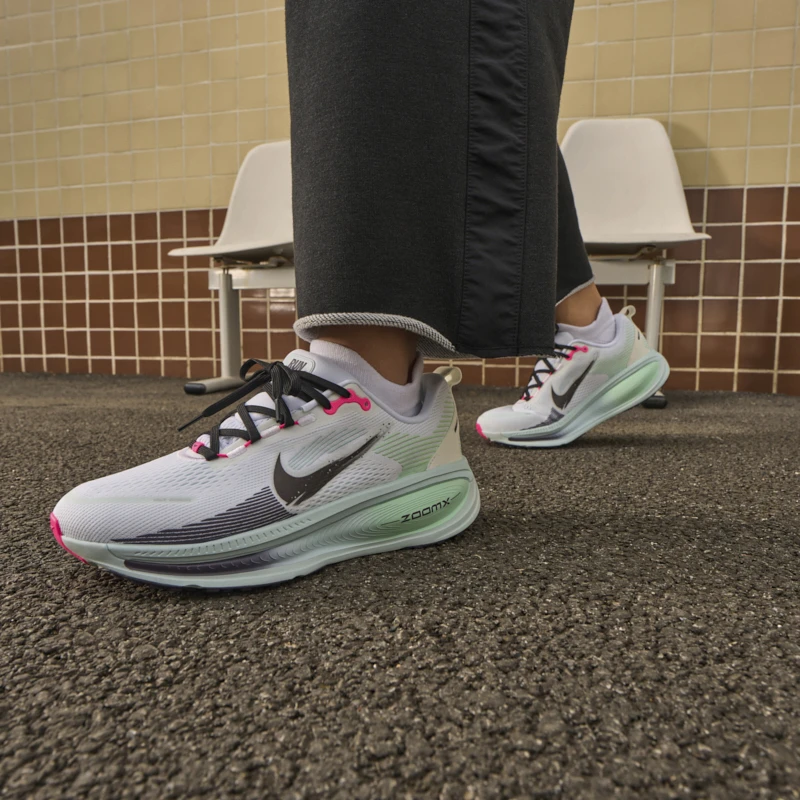 耐克迈柔男子透气轻便跑步鞋冬季新款专业Nike Vomero 18 IM6676