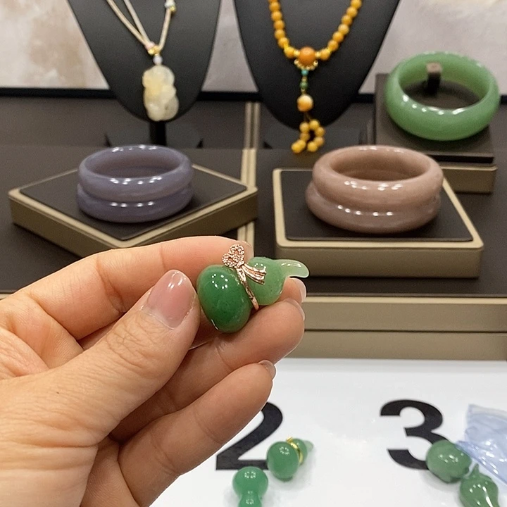 东陵石颈饰未镶嵌开***宝