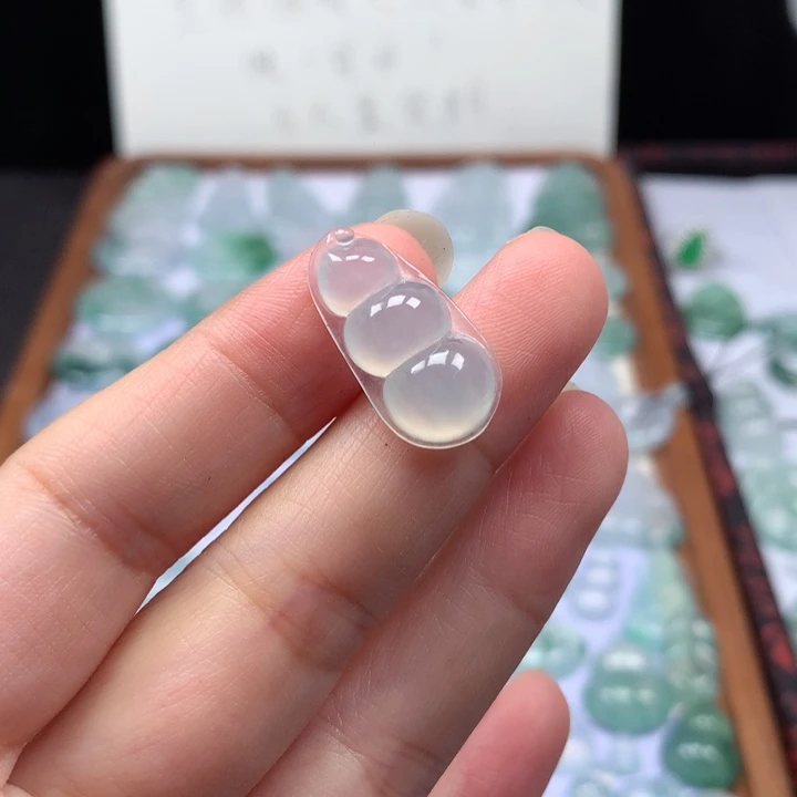 颈饰未镶嵌翡翠冰种福豆