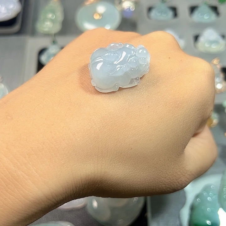 翡翠未镶嵌颈饰貔貅