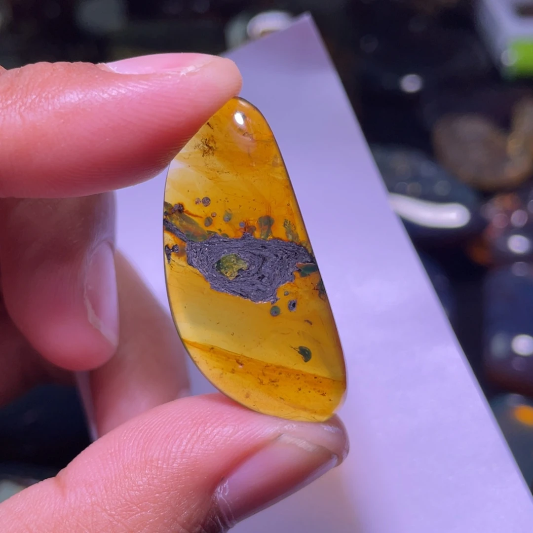 琥珀裸石未镶嵌，