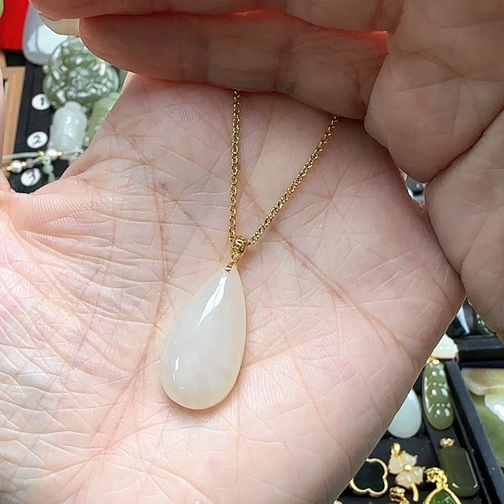 颈饰18K金镶嵌和田玉