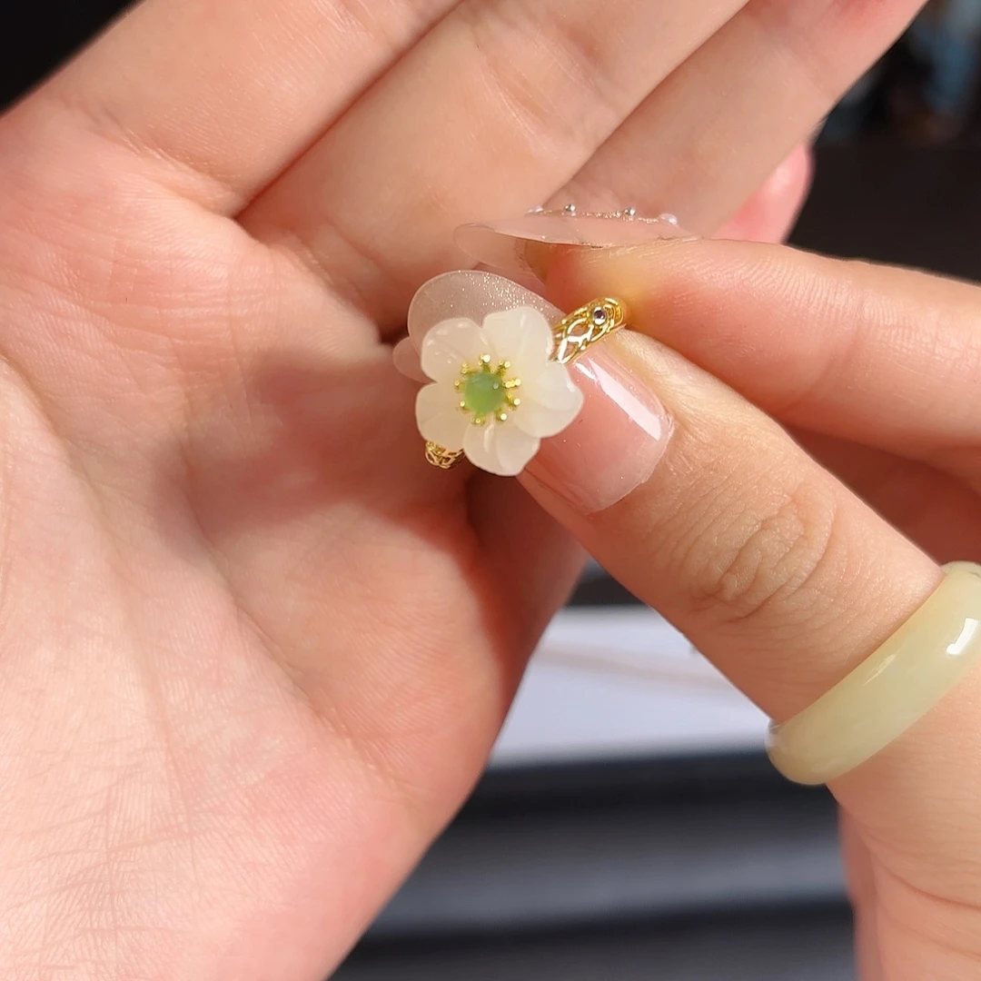 颈饰未镶嵌和田玉白玉花花戒指