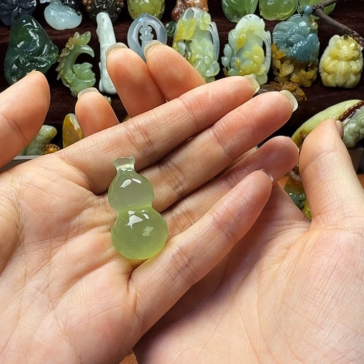 T***y蛇纹石玉未镶嵌颈饰