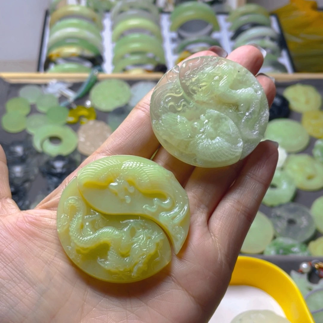 蛇纹石玉未镶嵌颈饰拍一发一对