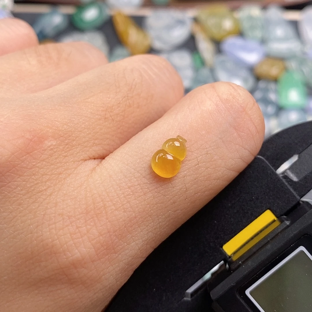 翡翠未镶嵌颈饰葫芦