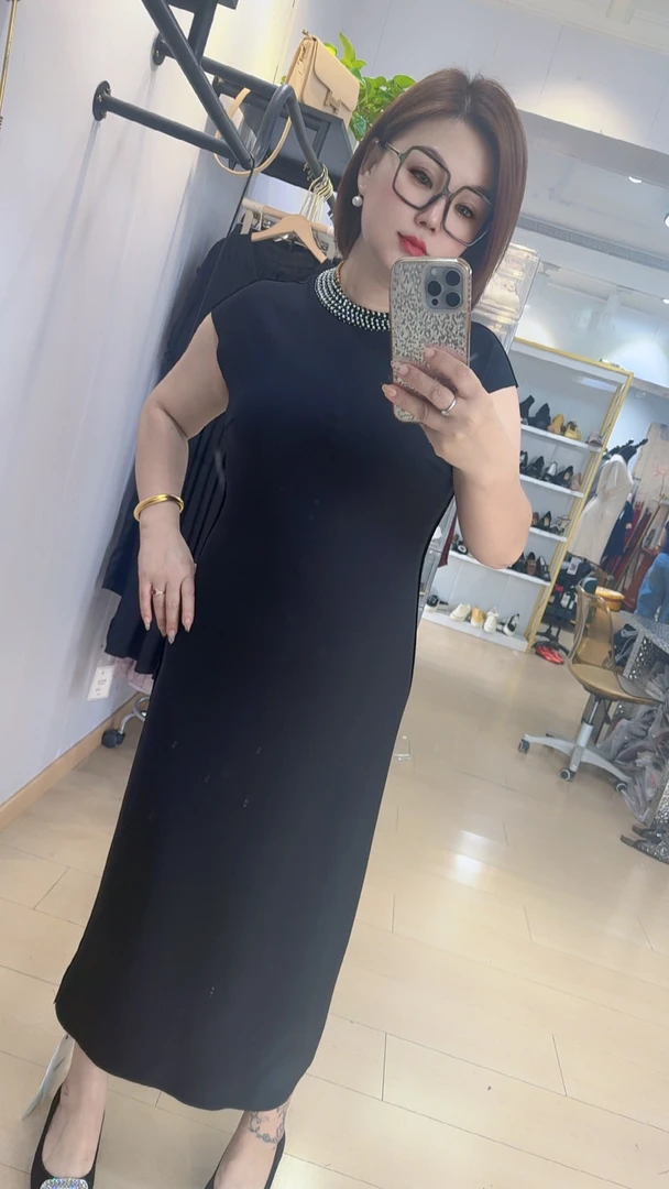 【王大艳家】 广8738， 领口带钻长裙子