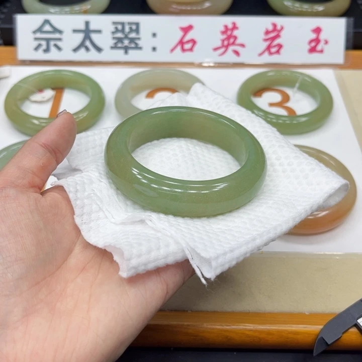 未镶嵌手镯石英质玉群*