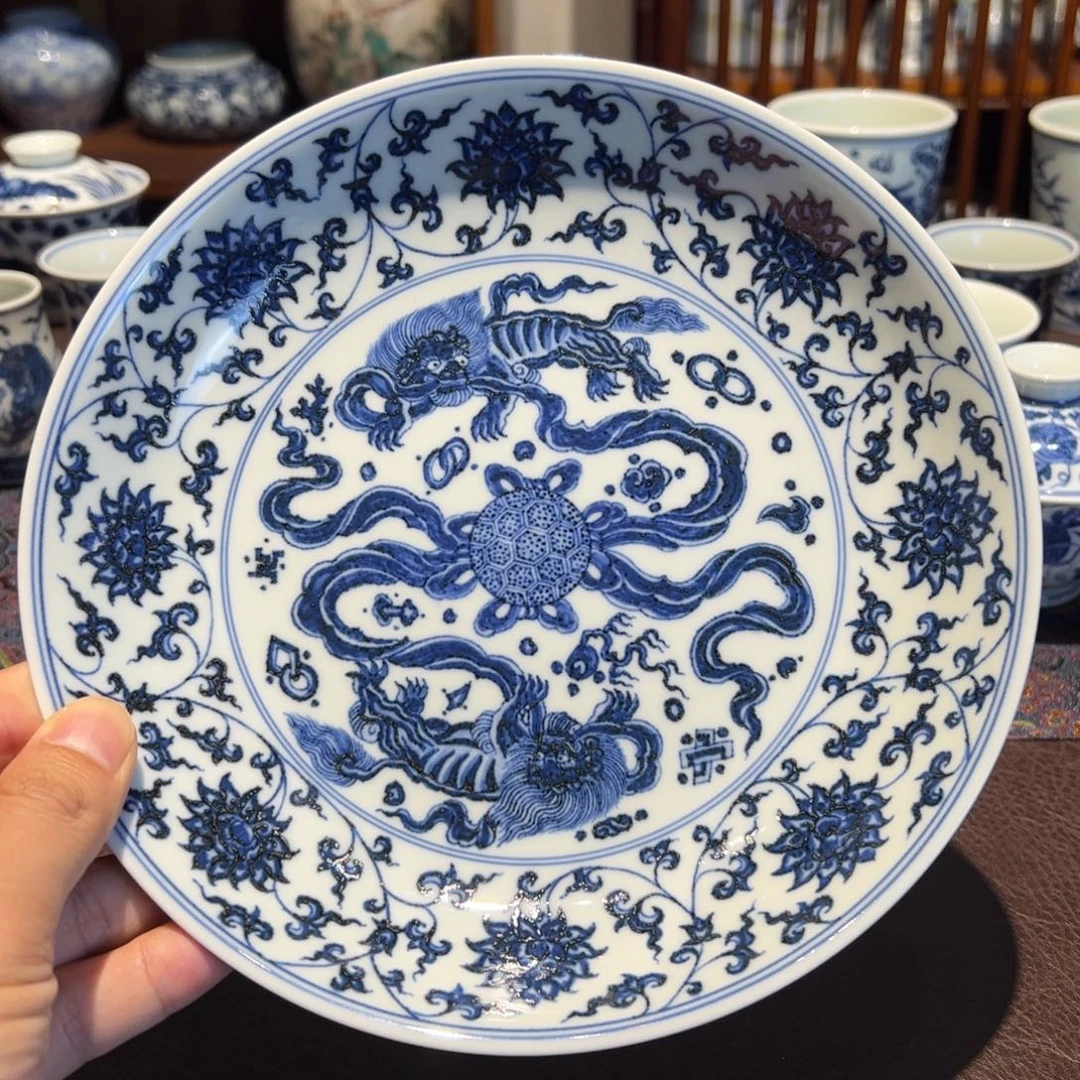 精品青花缠枝莲狮子戏球壶承赏盘直径约20.5厘米