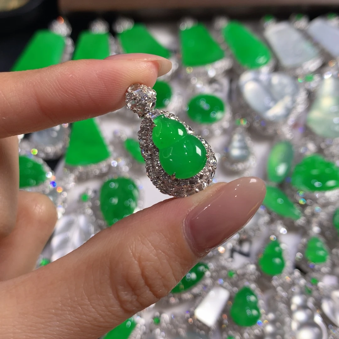 翡翠18K金镶嵌颈饰葫芦