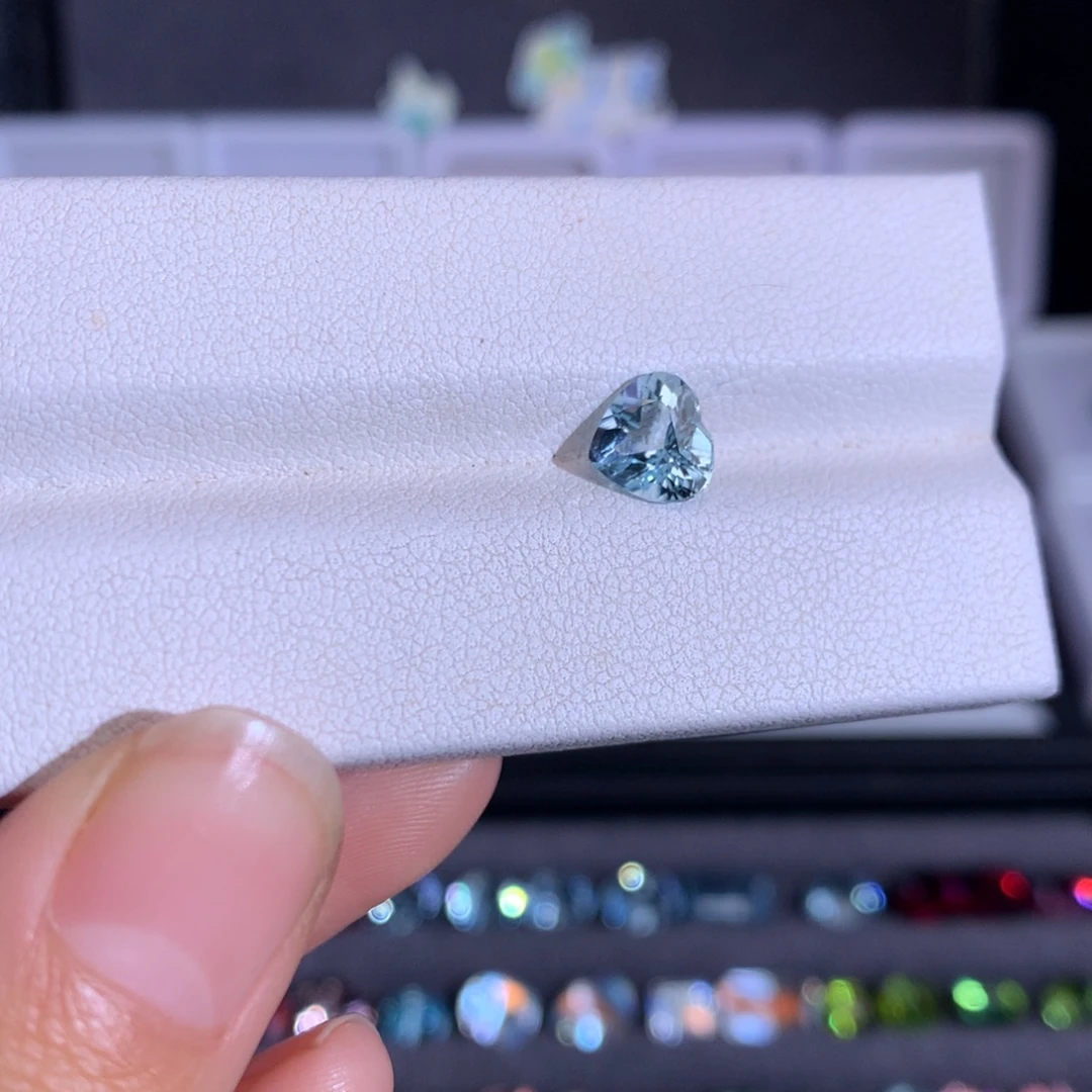 海蓝宝石笔搁未镶嵌1.315ct