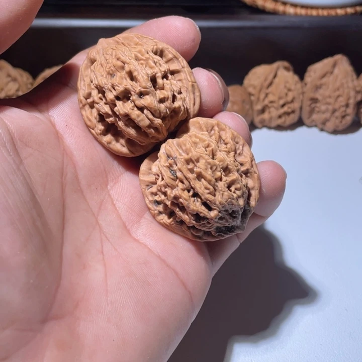 文玩核桃吊坠虎头