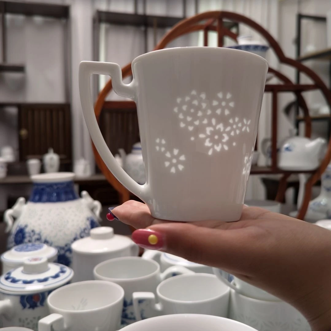 青花瓷纯白花蔓马克杯一个
