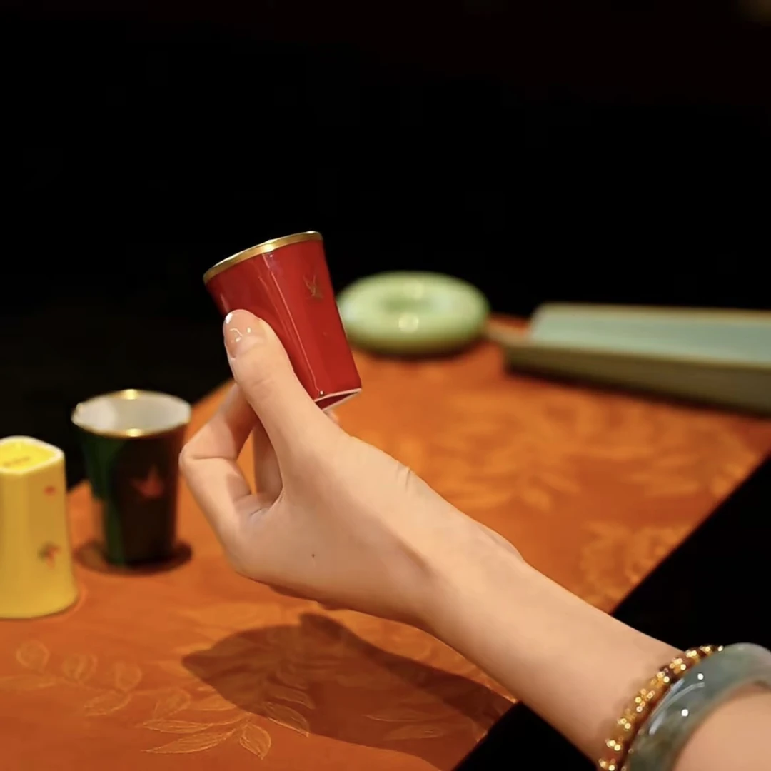 【陶珊居】 四方闻香杯玫瑰红描金桃花 40ml 口径:：4cm（华隐S1136）