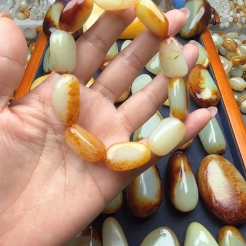 和田玉颈饰未镶嵌王*建