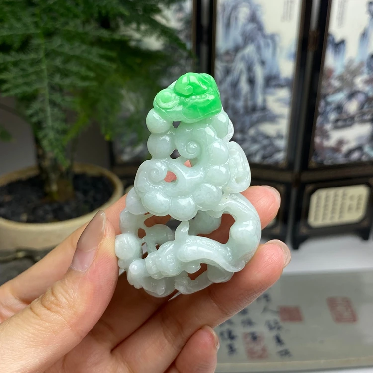 飘阳绿俏色白底青镂空草龙挂件 天然翡翠A货