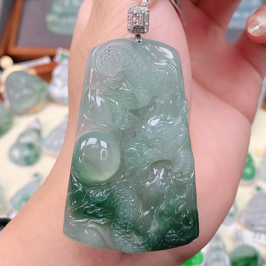 颈饰18K金镶嵌翡翠龙牌