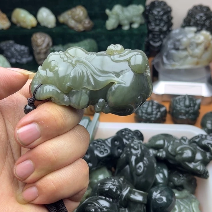 和田玉未镶嵌把件