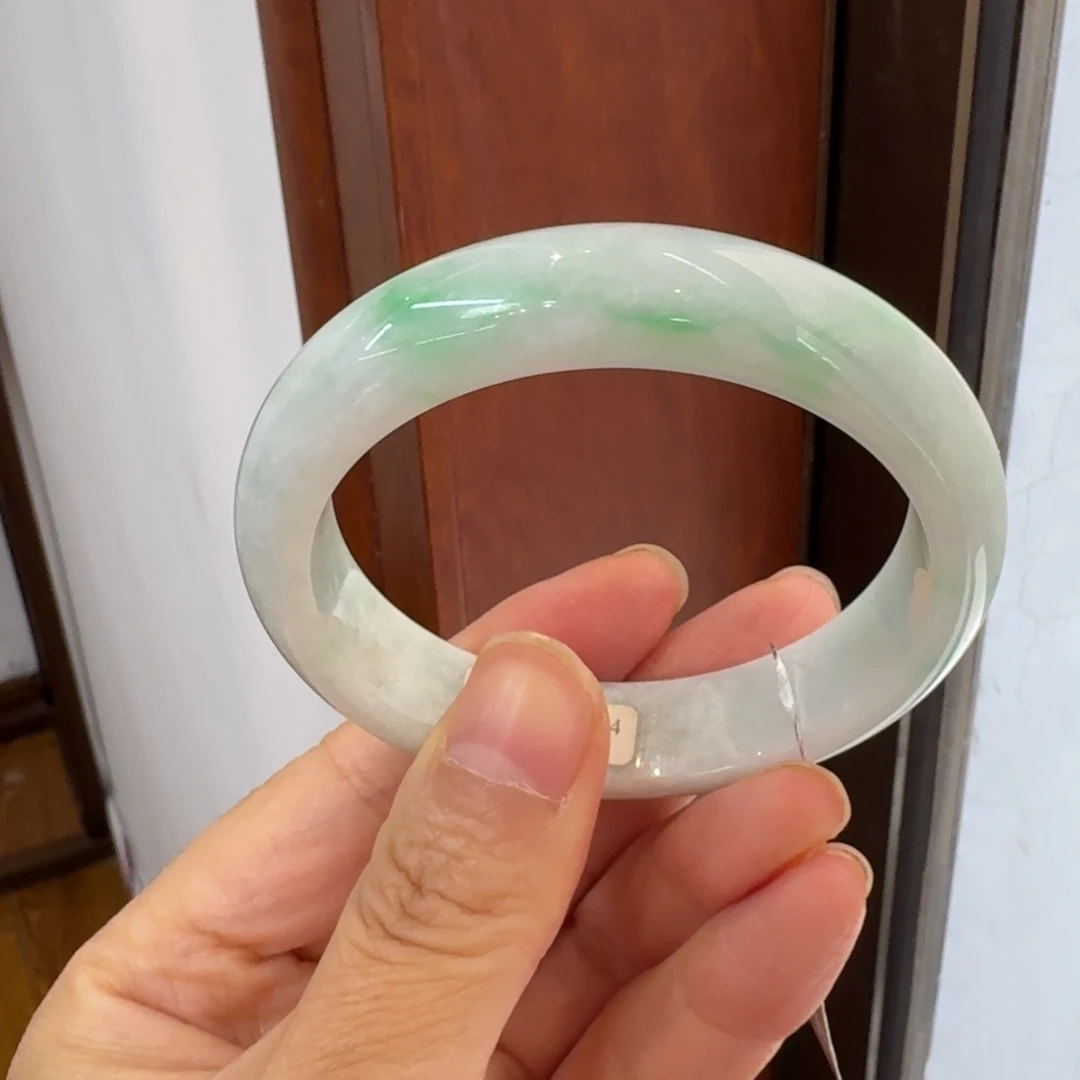 翡翠未镶嵌手镯57左右可以戴