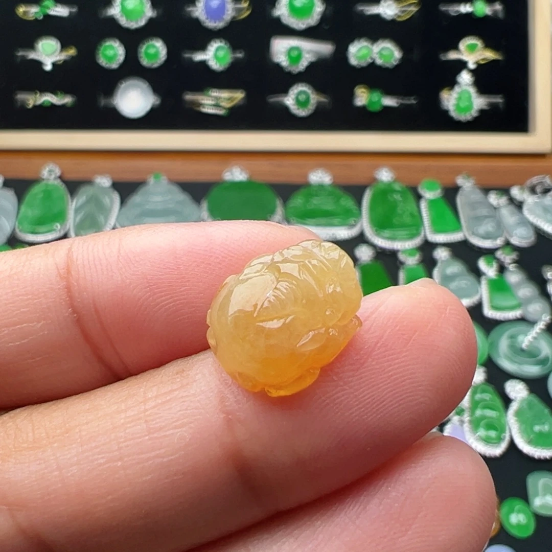 翡翠未镶嵌颈饰貔貅