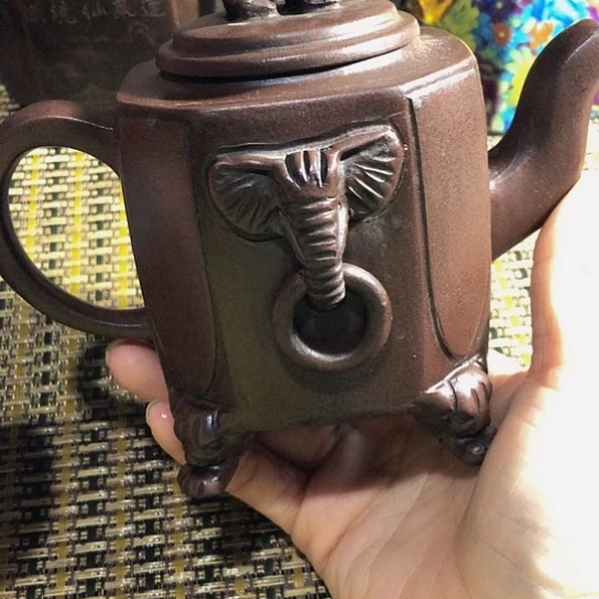 紫砂茶壶原矿泥料手工制作的紫砂壶。