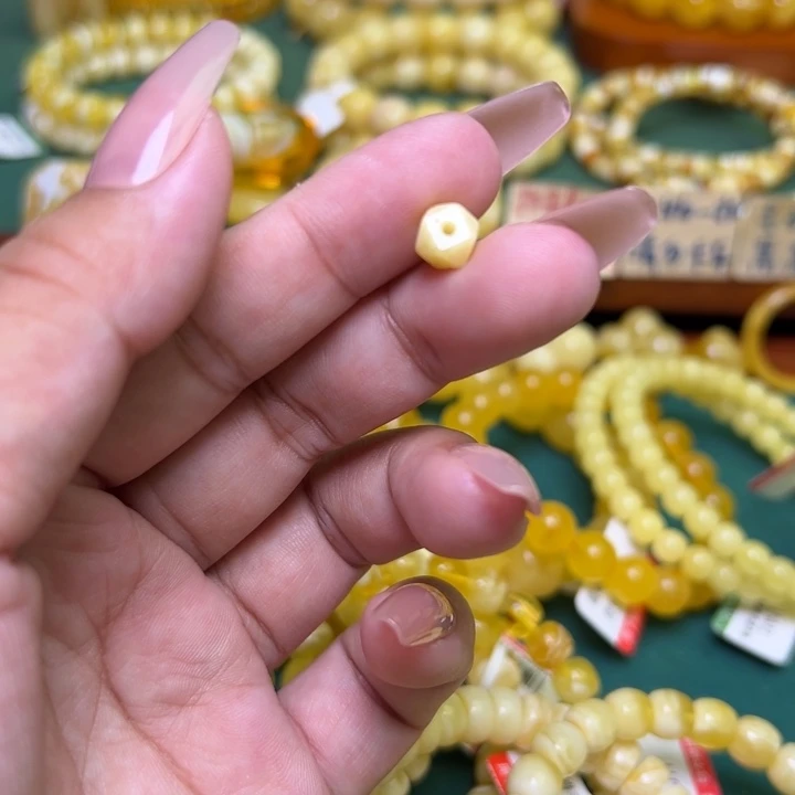 蜜蜡未镶嵌珠宝奇石