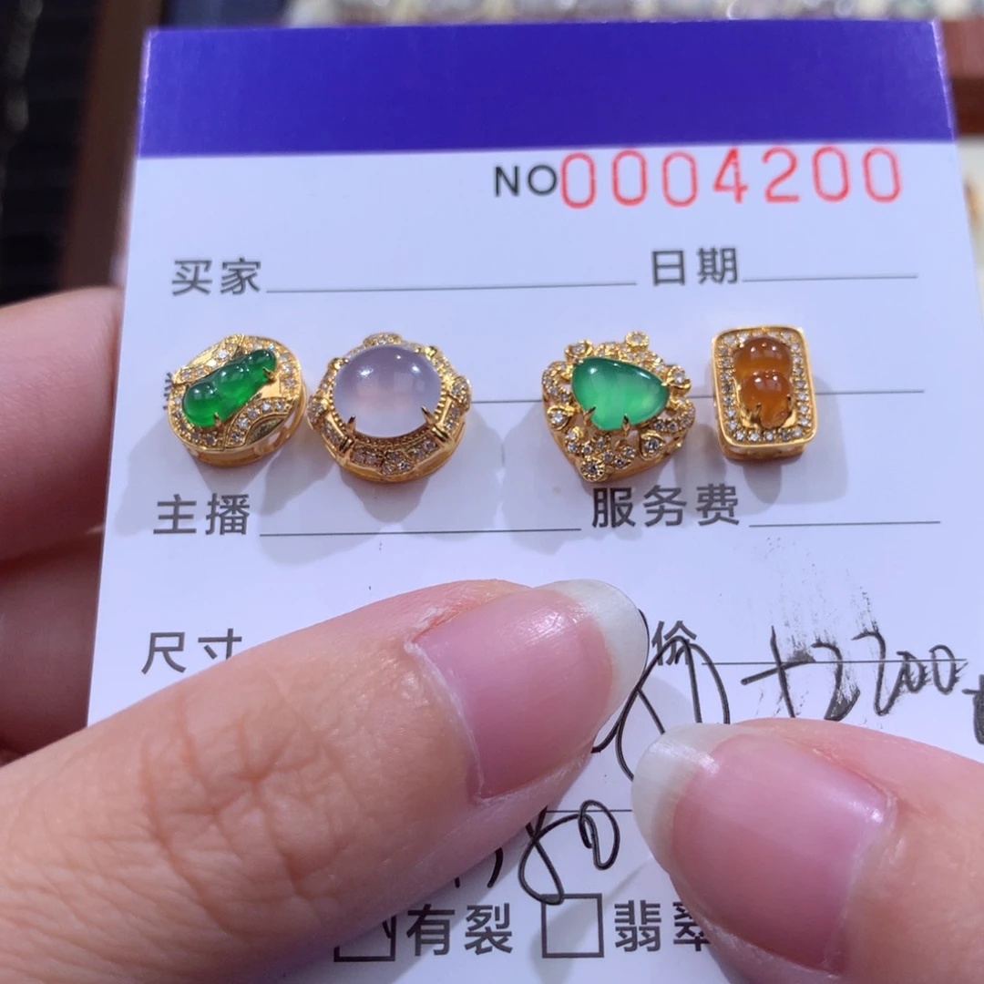 柠****翡翠18K金镶嵌颈饰翡翠