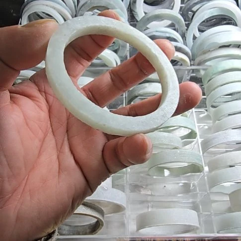 翡翠手镯未镶嵌干净利落手镯定制