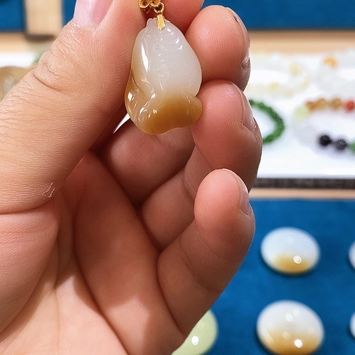 颈饰未镶嵌和田玉（糖玉）