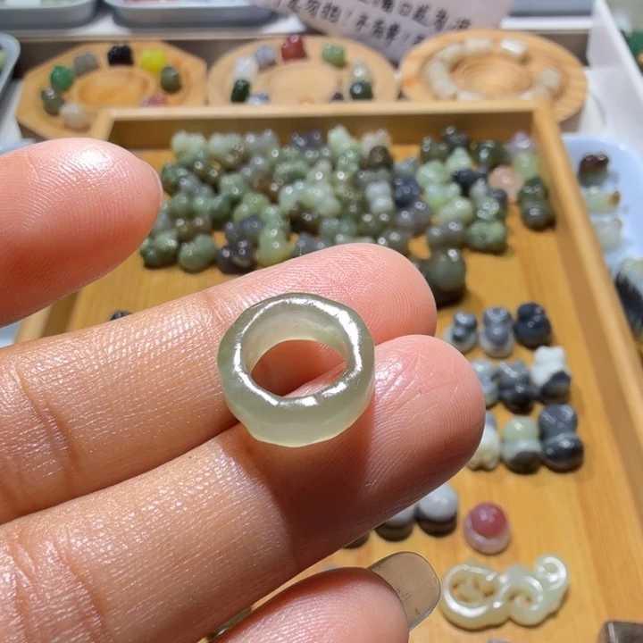 小***俞和田玉未镶嵌珠宝奇石