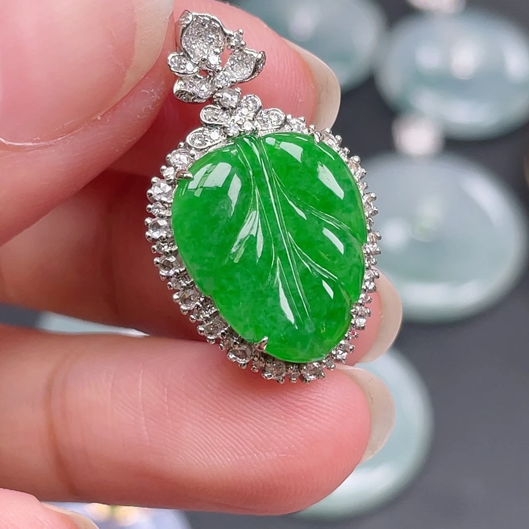 翡翠18K金镶嵌颈饰绿叶子