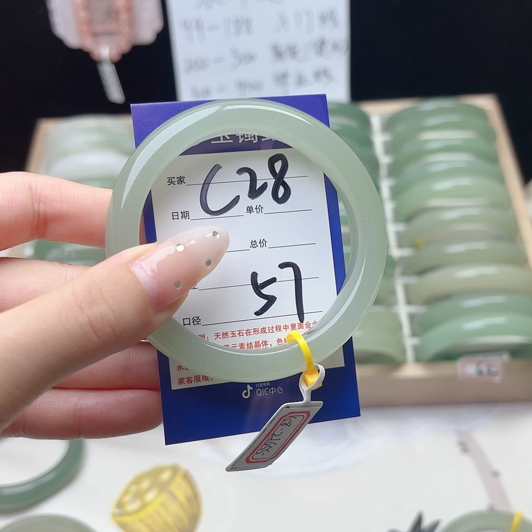 取***落未镶嵌手镯石英质玉