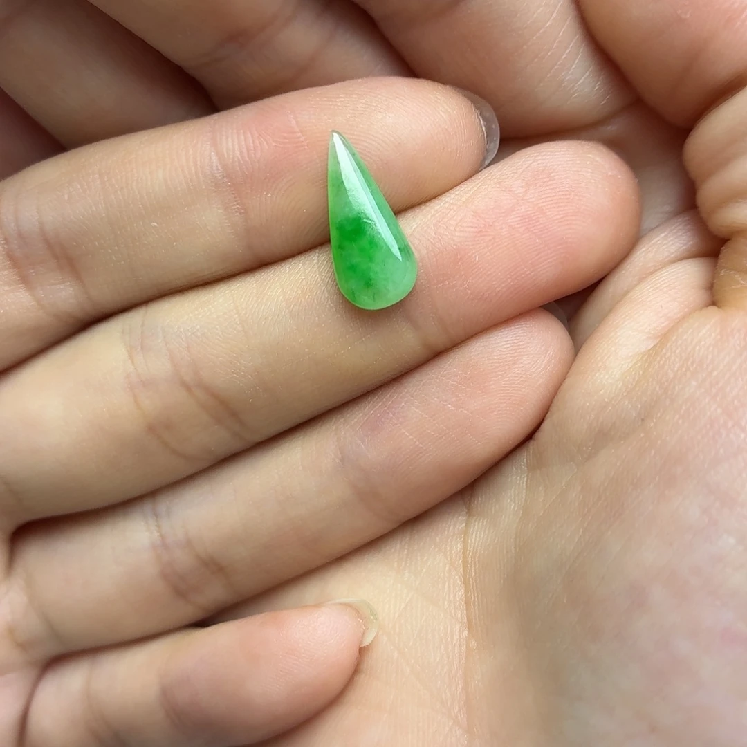 翡翠未镶嵌颈饰绿水滴