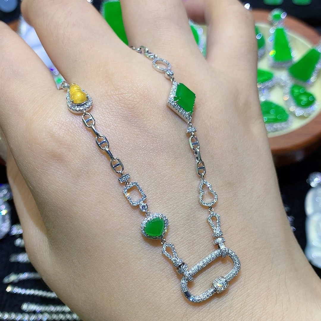 颈饰18K金镶嵌翡翠高冰