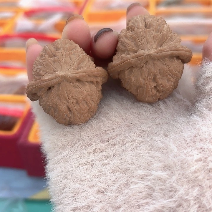 吊坠桃核白狮子41尺寸