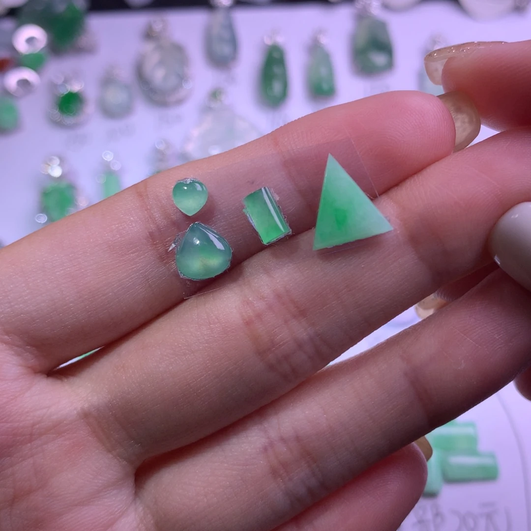 翡翠未镶嵌颈饰一套