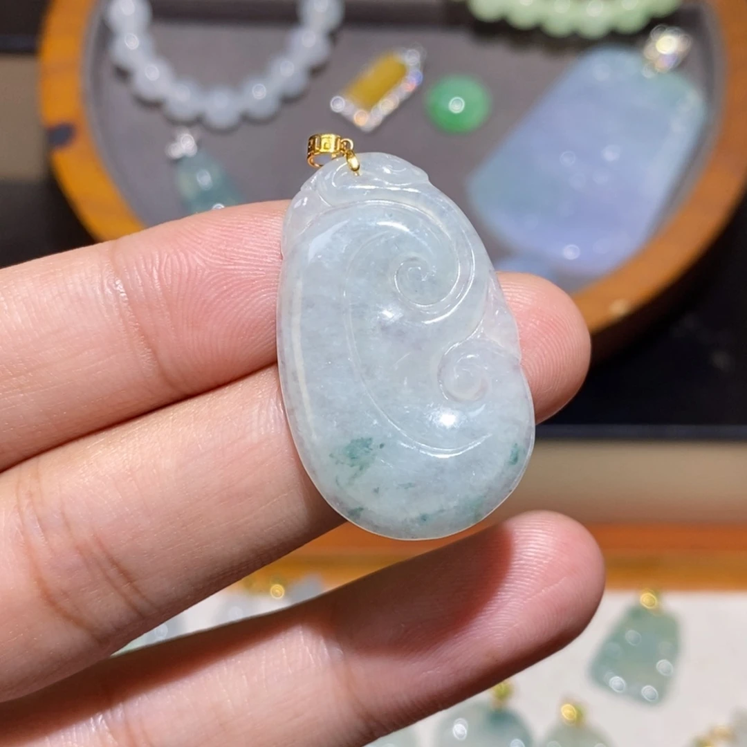 颈饰18K金镶嵌翡翠如意