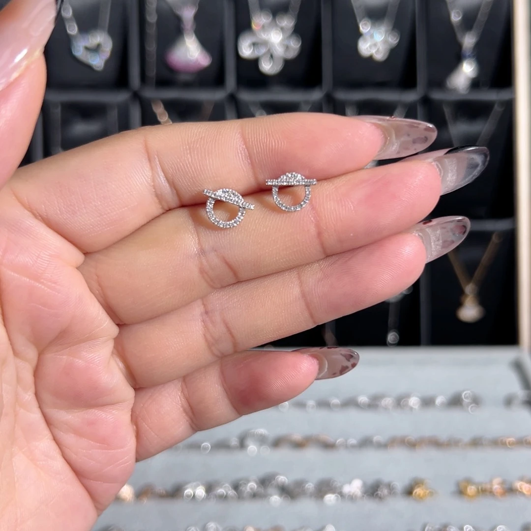 铂Pt950镶嵌耳饰钻石小q耳钉