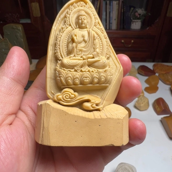 卖***)精美黄蜡石雕刻件