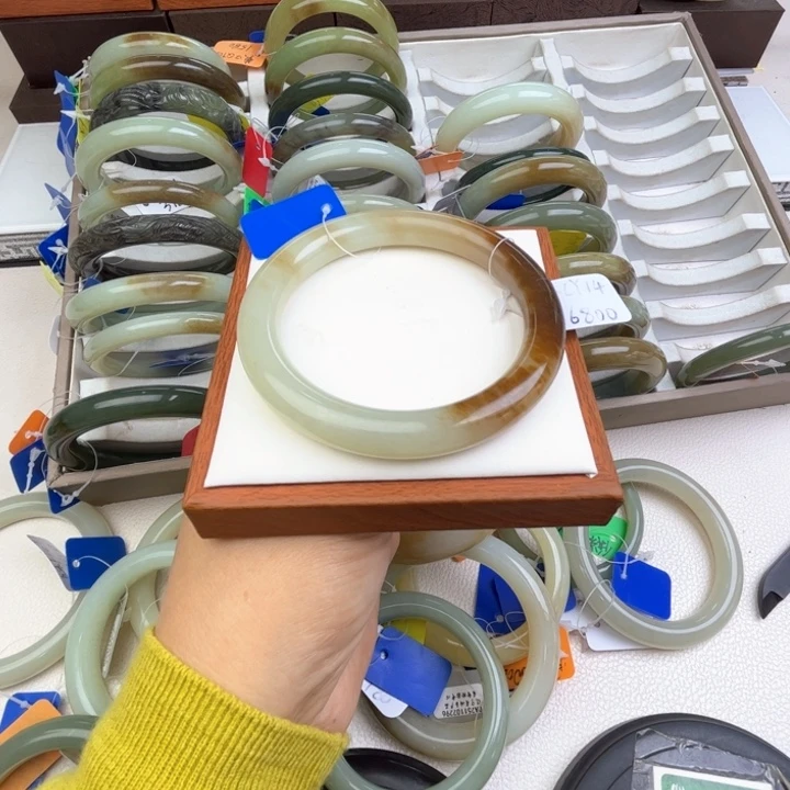 未镶嵌手镯和田玉七月