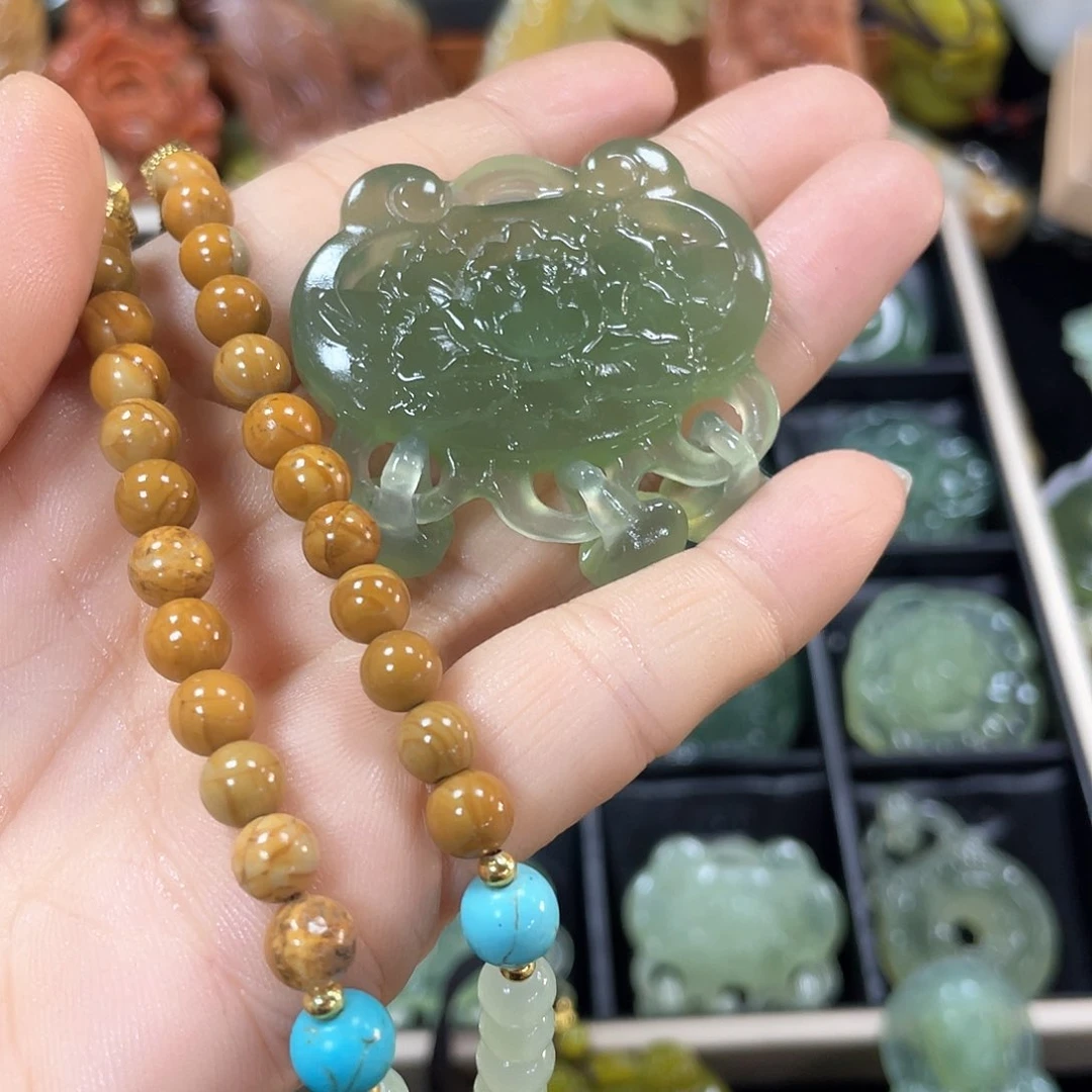 蛇纹石玉颈饰未镶嵌半***冰