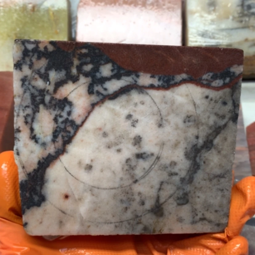 【闪购商品】未镶嵌手镯石英岩玉红虎皮草花