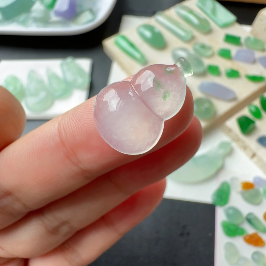 定制翡翠未镶嵌冰种起光飘绿花葫芦